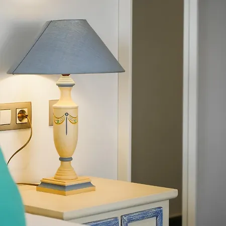 Elegance W/ Balcony & Pool By Lovelystay דירה