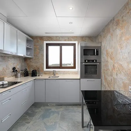 Elegance W/ Balcony & Pool By Lovelystay Apartman *