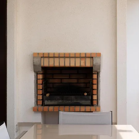 Apartman Elegance W/ Balcony & Pool By Lovelystay