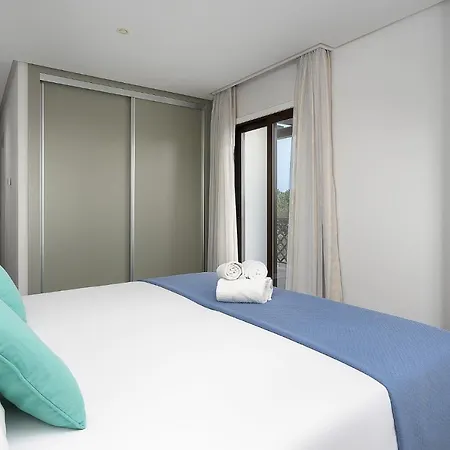 Elegance W/ Balcony & Pool By Lovelystay Apartman