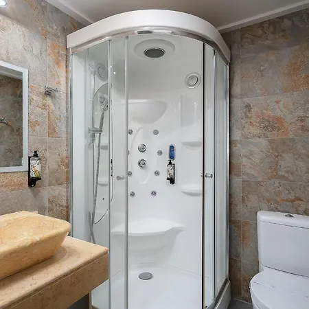 Elegance W/ Balcony & Pool By Lovelystay Apartman *